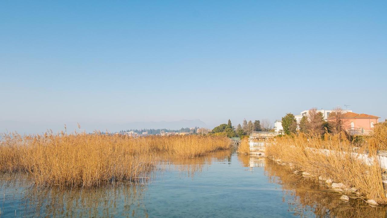 The Zodiac Apartment - Italian Homing Sirmione Bagian luar foto